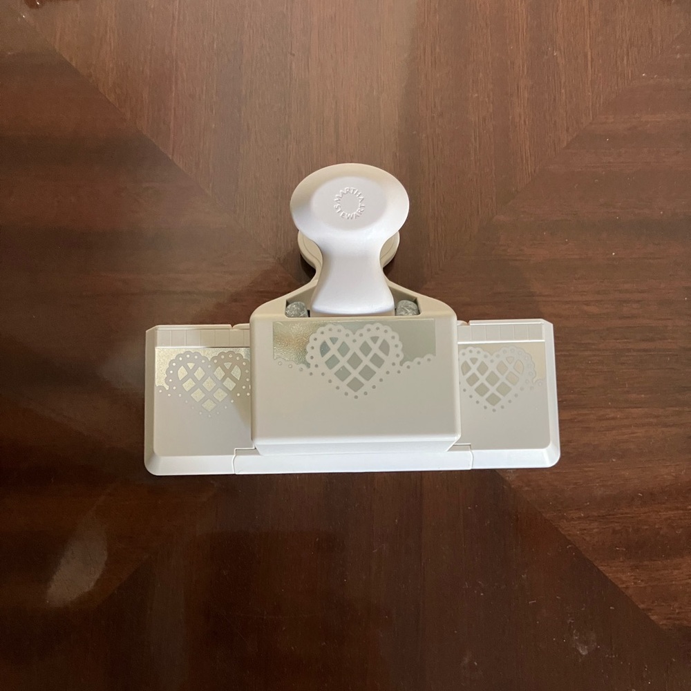 ‼️ Price Cut‼️ 💞Rare Find!! Large Boarder Heart Pattern Paper Punch 💞